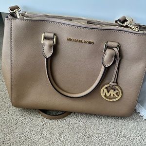 MICHAEL KORS NUDE SUTTON PURSE